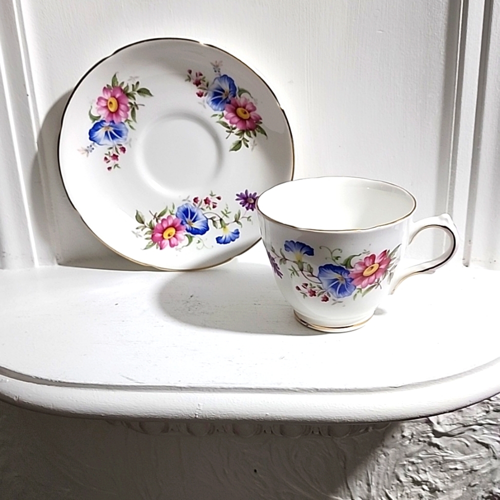 VTG ROYAL GRAFTON BONE CHINA TEA CUP AND SAUCER, FLORAL W GOLD, ENGLAND